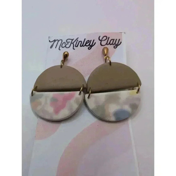 NWT McKinley Clay Gray Round Floral Pattern Dangle Earrings - Picture 1 of 3